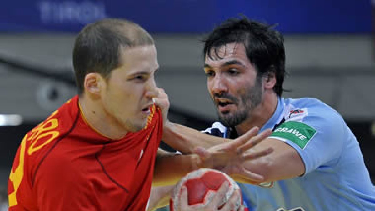 Christian Malmagro pugna en una jugada con el esloveno Pariggers.