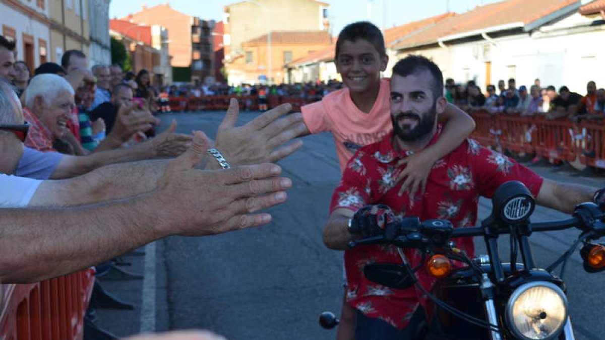 El joven piloto local Sergio González Vallinas saludó al público, que no paró de aplaudirle. MEDINA