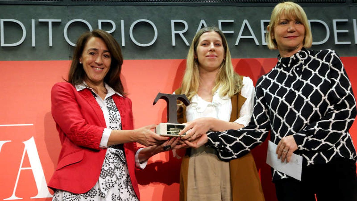 Aspace León recoge el galardón anoche en Madrid. BENITO ORDÓÑEZ