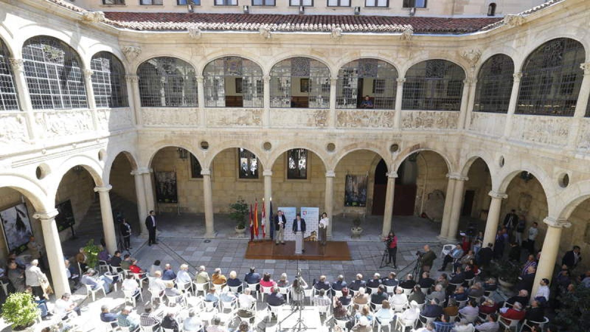 El patio central del palacio de los Guzmánes congregó a los alcaldes pedáneos de la provincia. RAMIRO