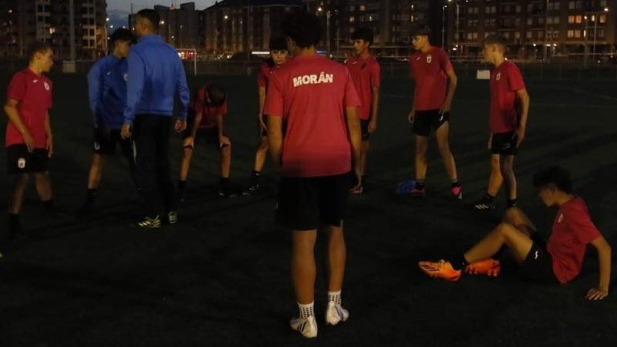 La cantera del fútbol leonés ha estado durante más de tres meses entrenando a oscuras en La Palomera. RAMIRO