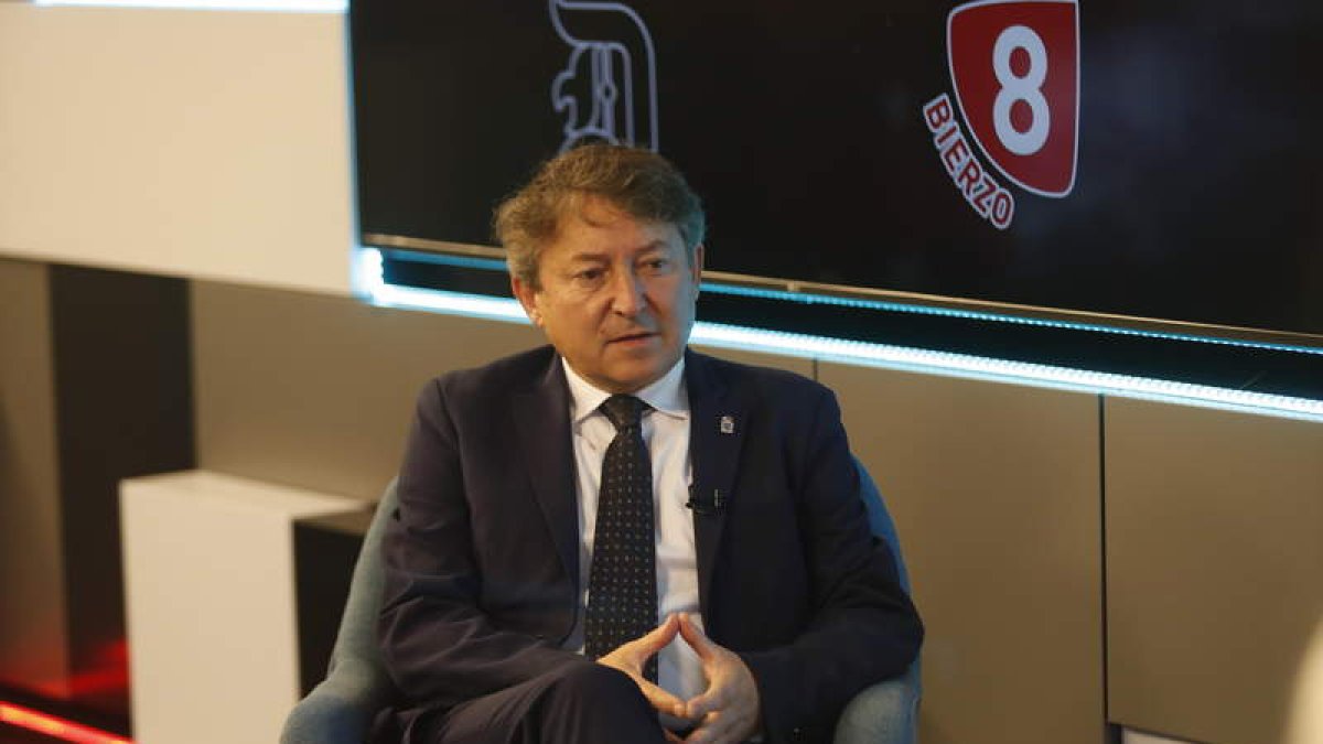 El portavoz de UISE Bierzo, Samuel Folgueral, ayer en el estudio de La 8 Bierzo. L. DE LA MATA