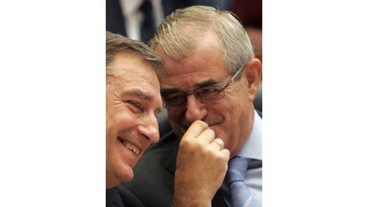 Guisasola, a la derecha, charla con Mateos en el Pleno.