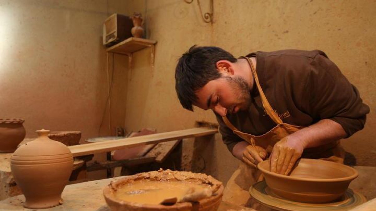 El maestro alfarero del Alfar Museo de Jiménz de Jamuz, Jaime Argüello, en proceso de elaboración de una pieza de barro.