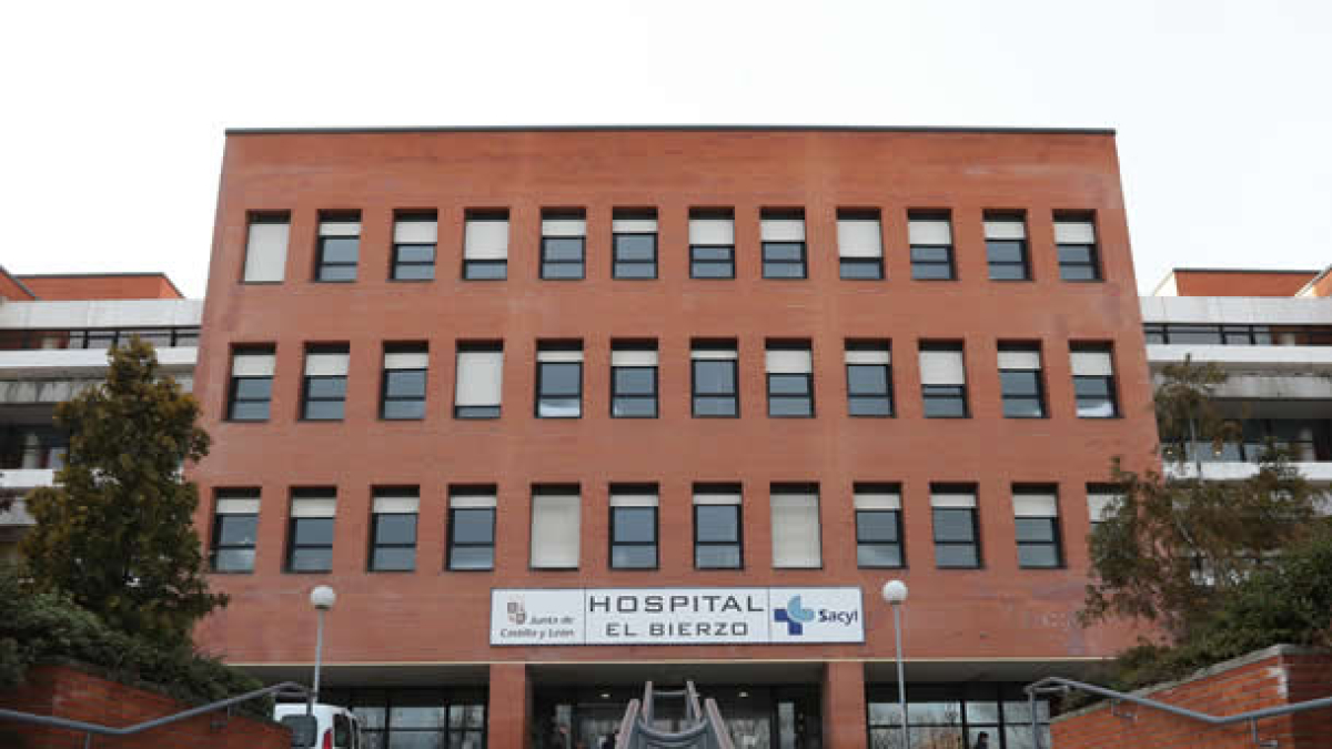 Entrada principal al Hospital El Bierzo.