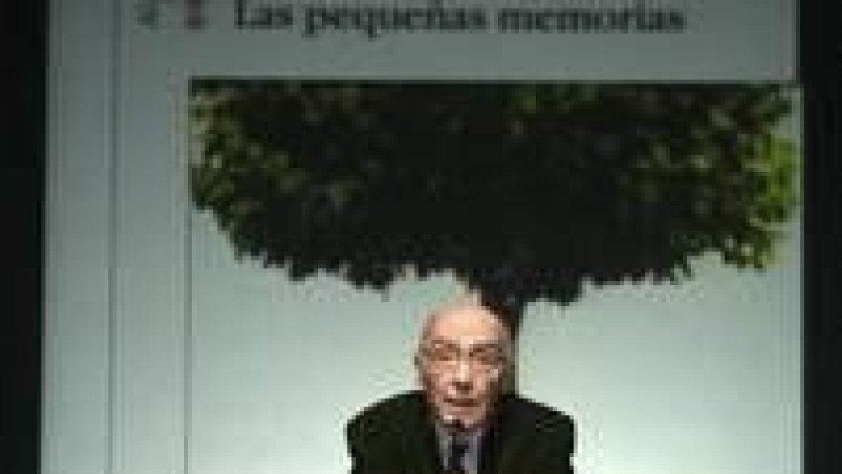 El escritor presentó su nuevo libro en su pueblo canario de adopción