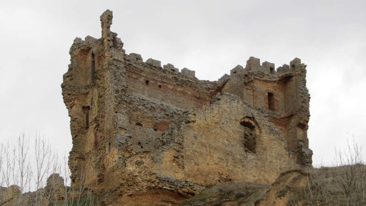 El derrumbe se produjo donde los dos lienzos del castillo se ‘tocan’. Abajo, detalle del lugar.