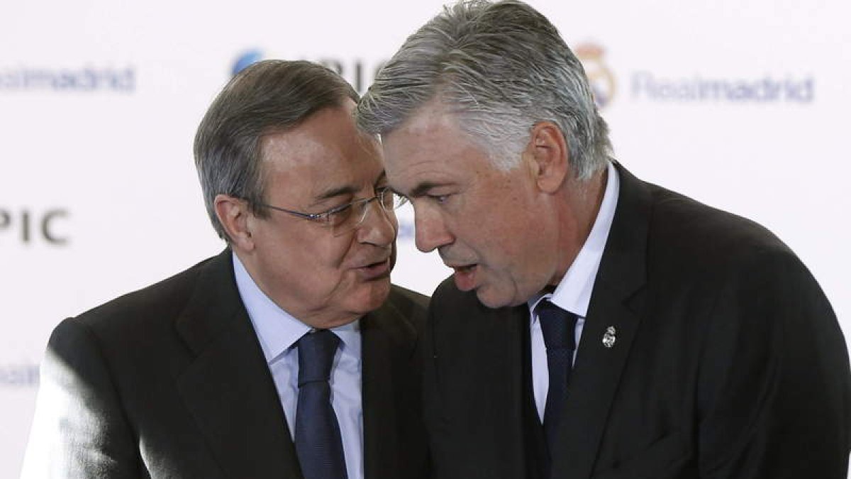 El presidente del Madrid, Florentino Pérez, conversa con el técnico italiano Carlo Ancelotti.