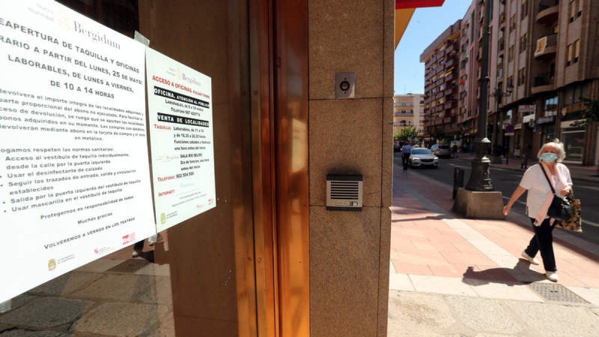 Cartel anunciador de la medida, ayer a la entrada del Bergidum. ANA F. BARREDO