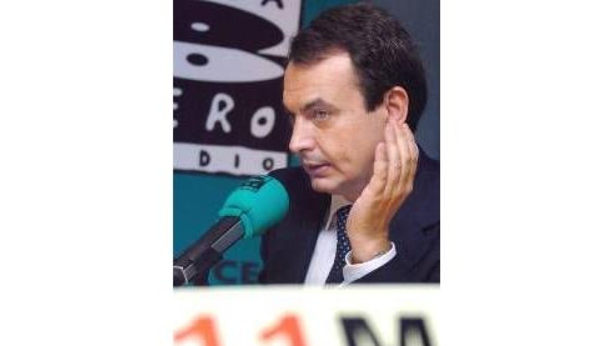 Zapatero durante la entrevista que concedió a Luis del Olmo