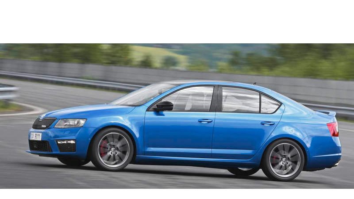 El Skoda Octavia se viste «de carreras» con la nueva versión RS de gasolina y diésel.