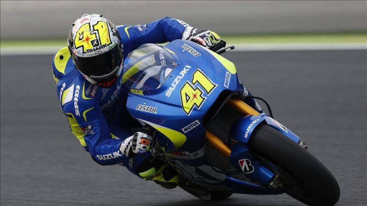 El piloto catalán del equipo Suzuki Ecstar, Aleix Espargaró, durante la primera sesión de entrenamientos libres.