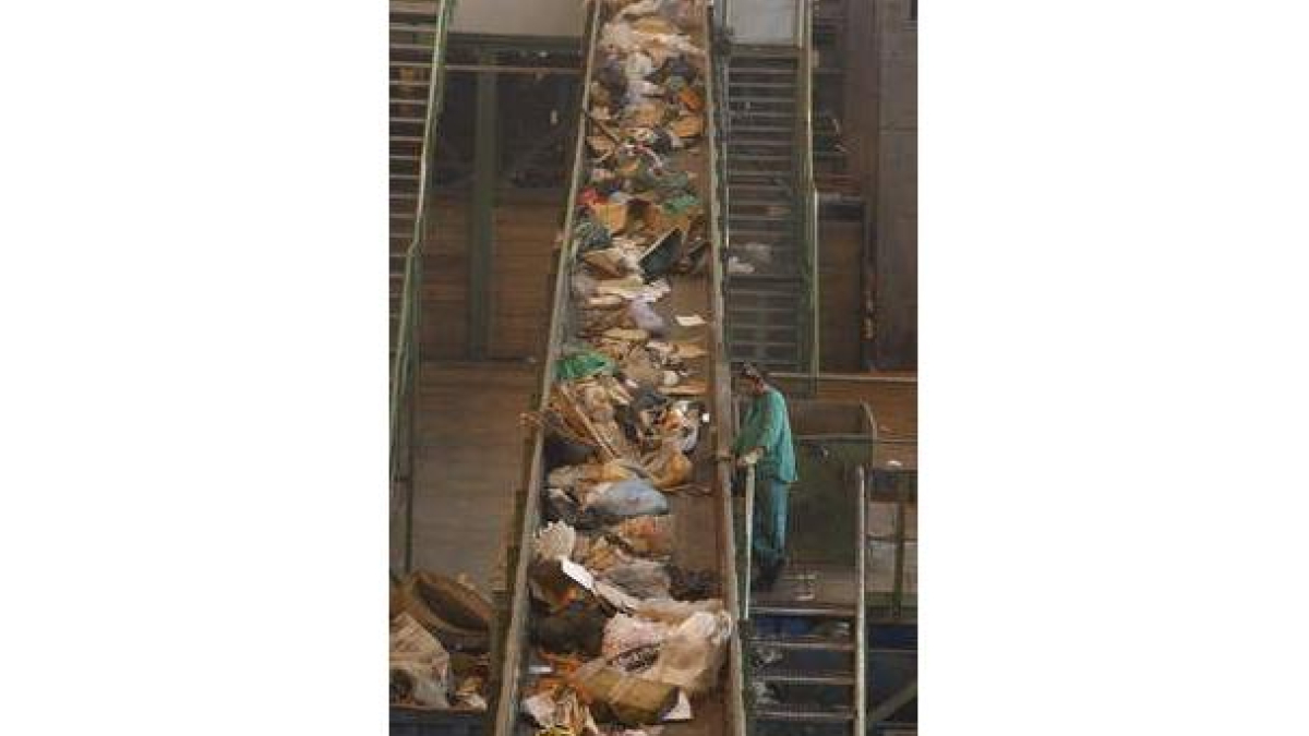 Un operario trabaja en el CTR, en una imagen de archivo.