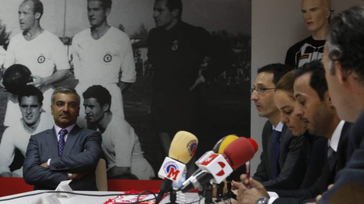 El presidente de la Cultural, Tariq Abdulaziz Al Naama, junto a Felipe Llamazares e Iván Bravo cuando Aspire compró la mayoría accionarial de la Cultural en diciembre de 2015. RAMIRO