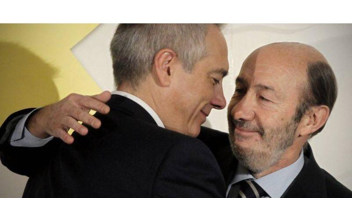 Alfredo Pérez Rubalcaba abraza a Pere Navarro, este martes, en Madrid.