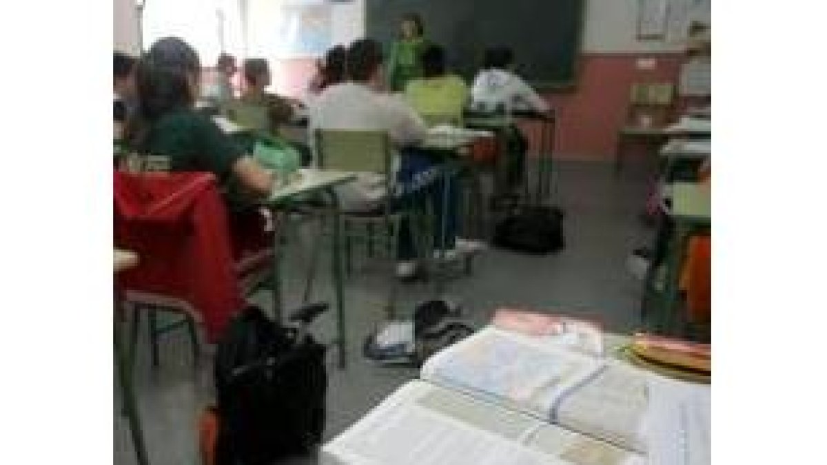 Los intérpretes trabajan 30 horas semanales en los centros