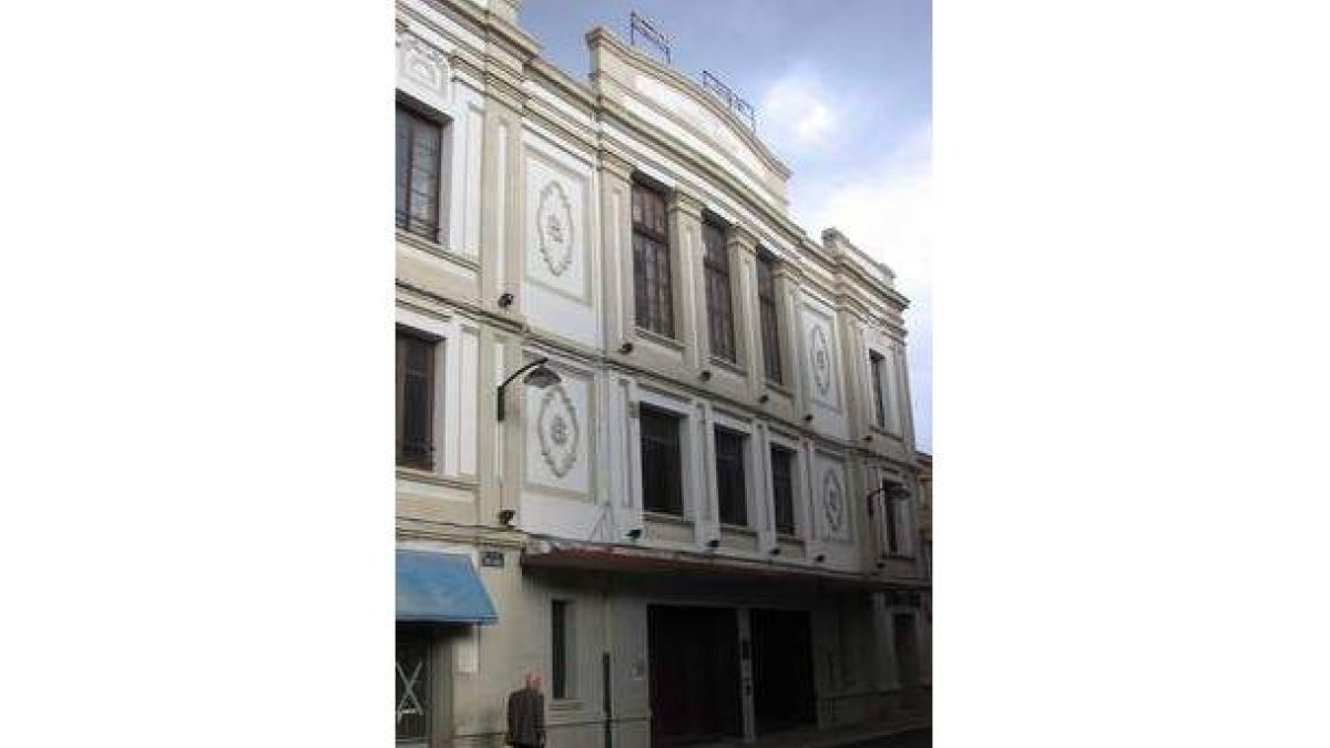 Fachada principal del teatro Gullón.
