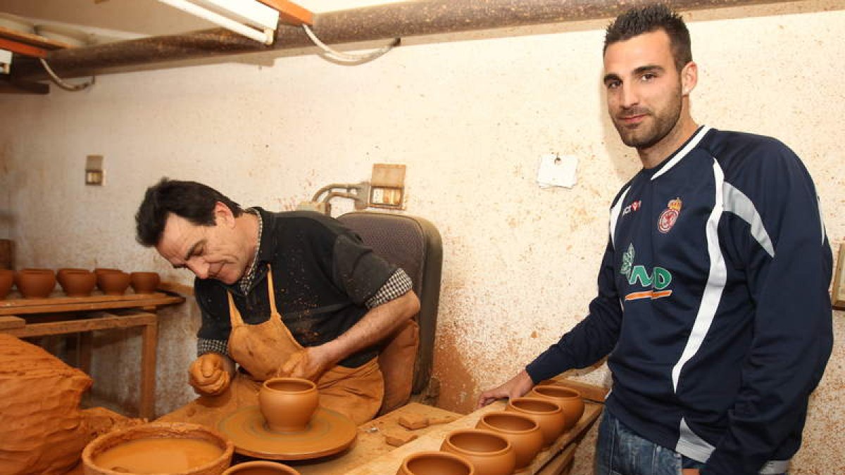 El goleador de la Cultural Murci, a la derecha, con su padre Vicente en el taller de alfarería que regenta la familia en la localidad leonesa de Jiménez de Jamuz.