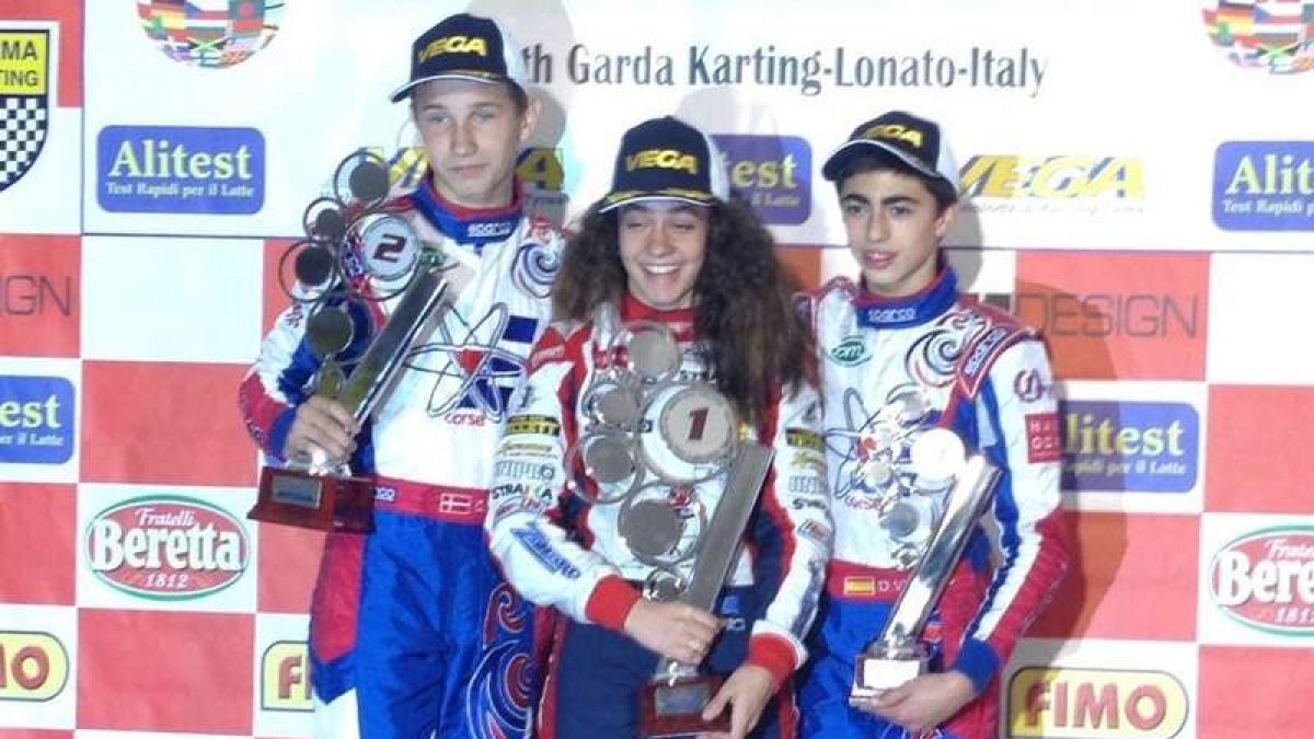 David Vidales, en el podio a la derecha, junto al campeón de Europa, Lundgaard, y Marta García
