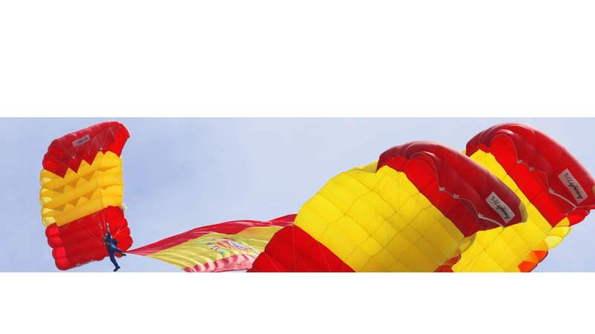 Distintas imágenes de la Patrulla Acrobática de Paracaidismo del Ejército del Aire en acción. PATRULLA ACROBÁTICA DE PARACAIDISMO