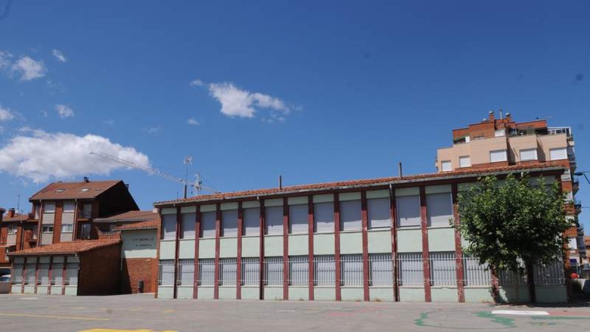 Vista del colegio público Trepalio, ubicado en Trobajo del Camino, desde el patio escolar.