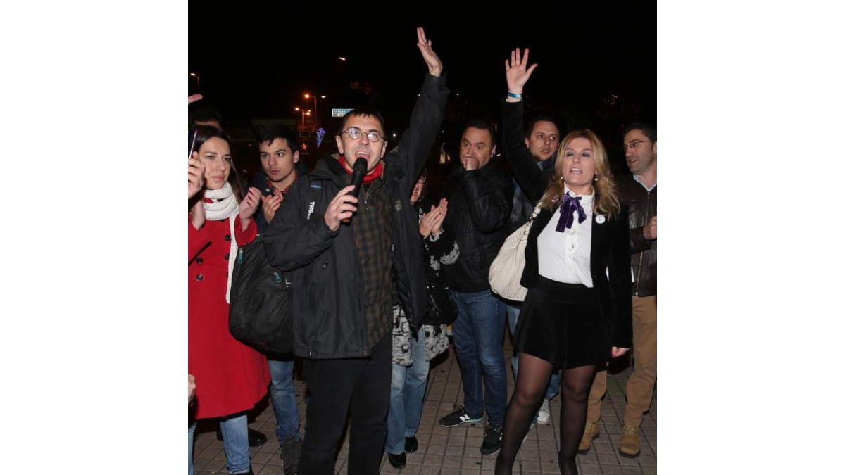 Juan Carlos Monedero, entre Ana Marcello y Emilia Esteban.