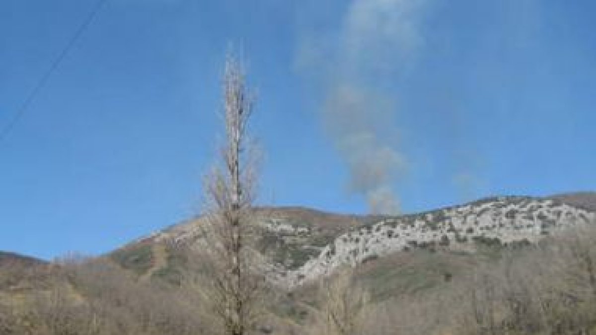 Humo del fuego que asoló ayer Cueva de Viñayo.