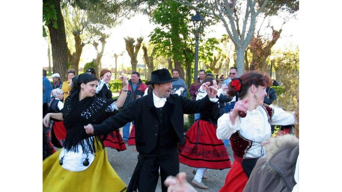 Los bailes tradicionales no faltarán hoy en La Candamia.