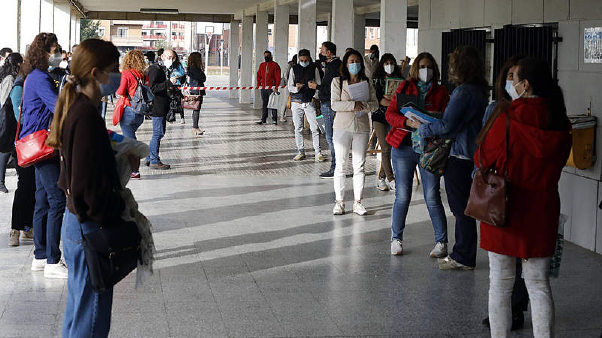 Aspirantes aguardan su turno de entrada a los exámenes. MARCIANO PÉREZ