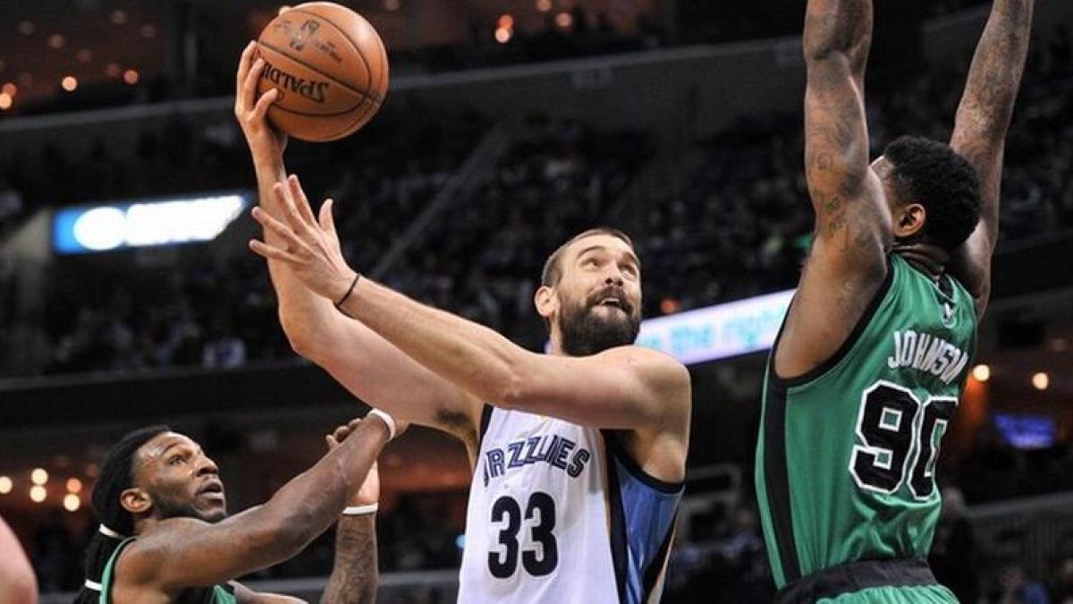 Marc Gasol, entre Crowder y Johnson, de los Celtics.