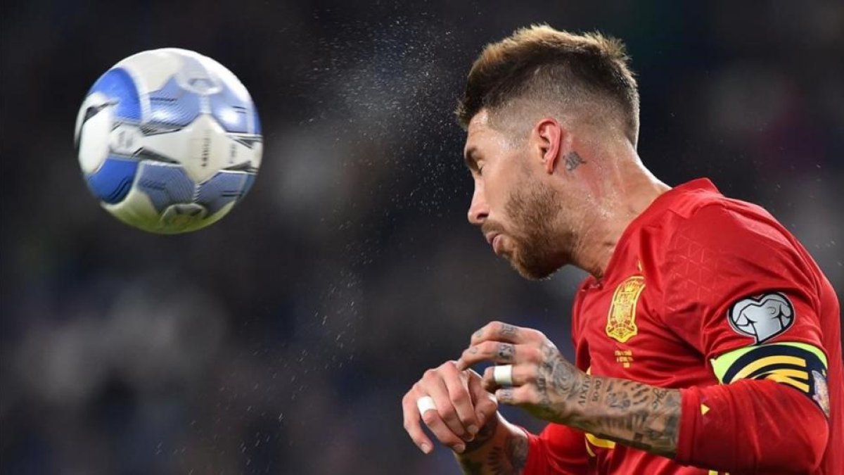 Sergio Ramos cabecea durante el Italia-España disputado en Turín.