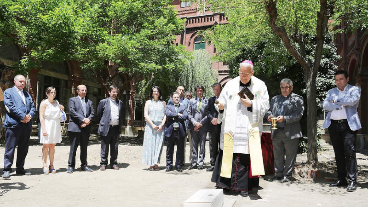 El obispo bendice la primera piedra, en presencia del resto de autoridades. SECUNDINO PÉREZ