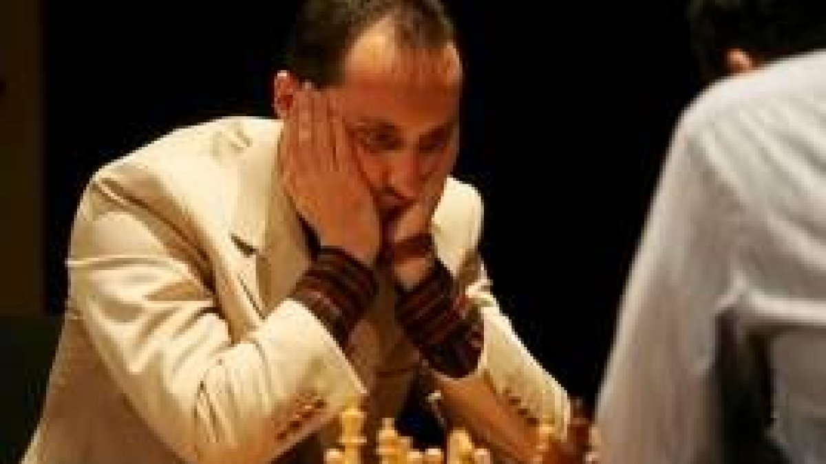 Topalov, con gesto muy concentrado, durante un momento de su partida ante el uzbeko Kasimjanov