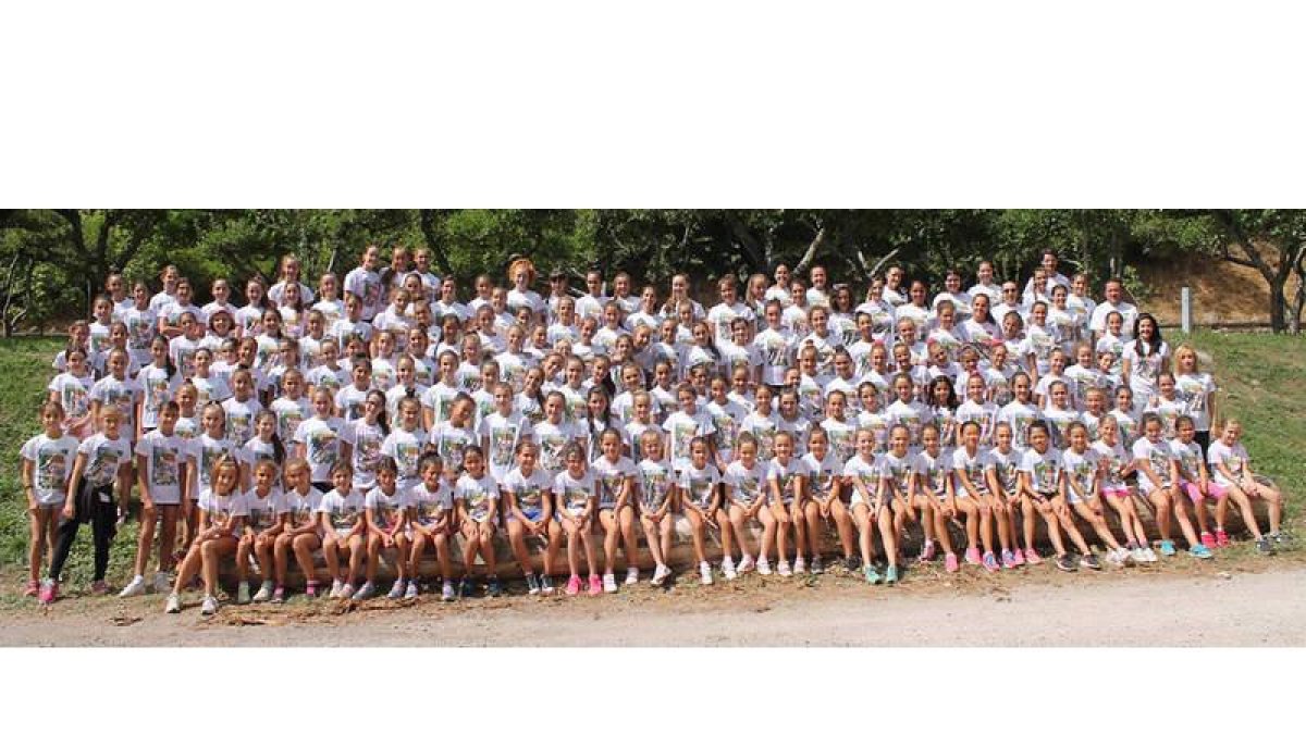 Foto de familia de las 150 gimnastas que toman parte en el campus del Club Ritmo que se desarrolla este año en La Vecilla. DL