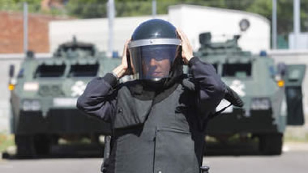 Lourdes Ramírez, con el uniforme especial de antidisturbios en el GRS de La Virgen del Camino.