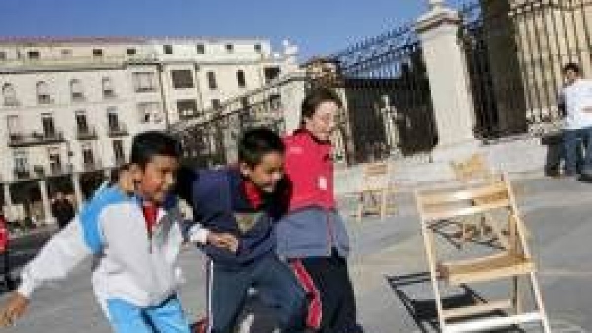 Alumnos del colegio Gumersindo Azcárate de León, en la gincana