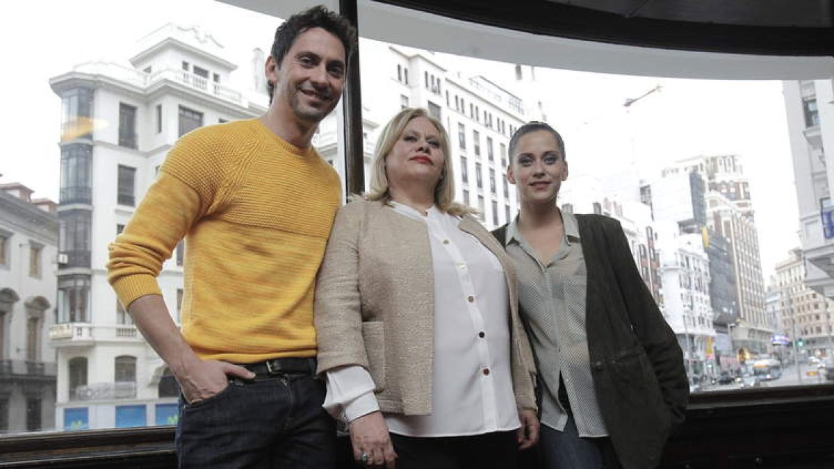 El actor y director Paco León, su madre, Carmina Barrios, y su hermana, la también actriz María León.
