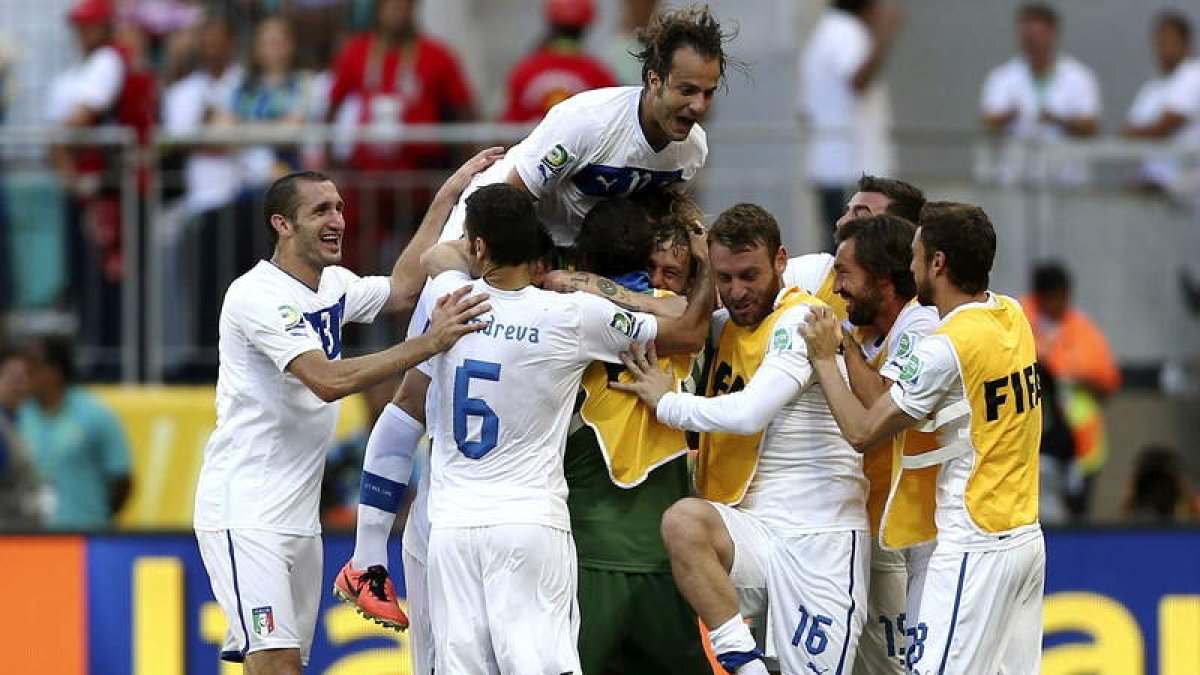 Los jugadores italianos se abrazan a Buffon al final, conscientes de que les había dado el bronce en la Copa.