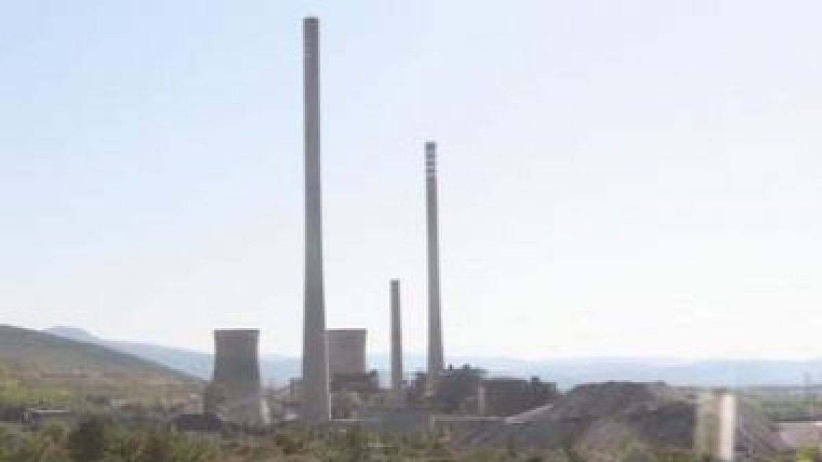 Una imagen de la semana pasada de la central de Compostilla con sus chimeneas apagadas y rodeadas de