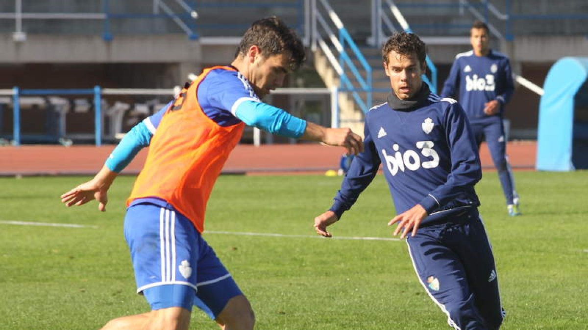 Marquitos, derecha, repite en la convocatoria de la Deportiva, de la que se cae Cristian.