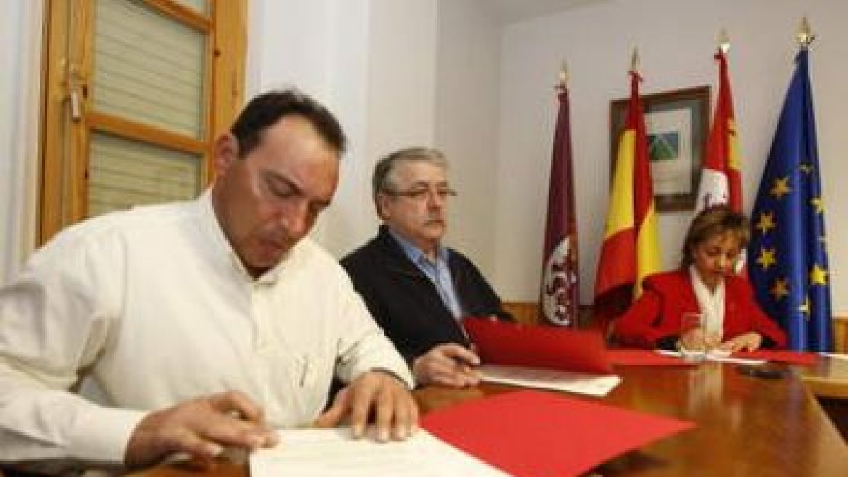 Tejerina, entre Pedro de Cabo y Marisa Rodríguez, durante la firma del convenio, en la Navidad del 2