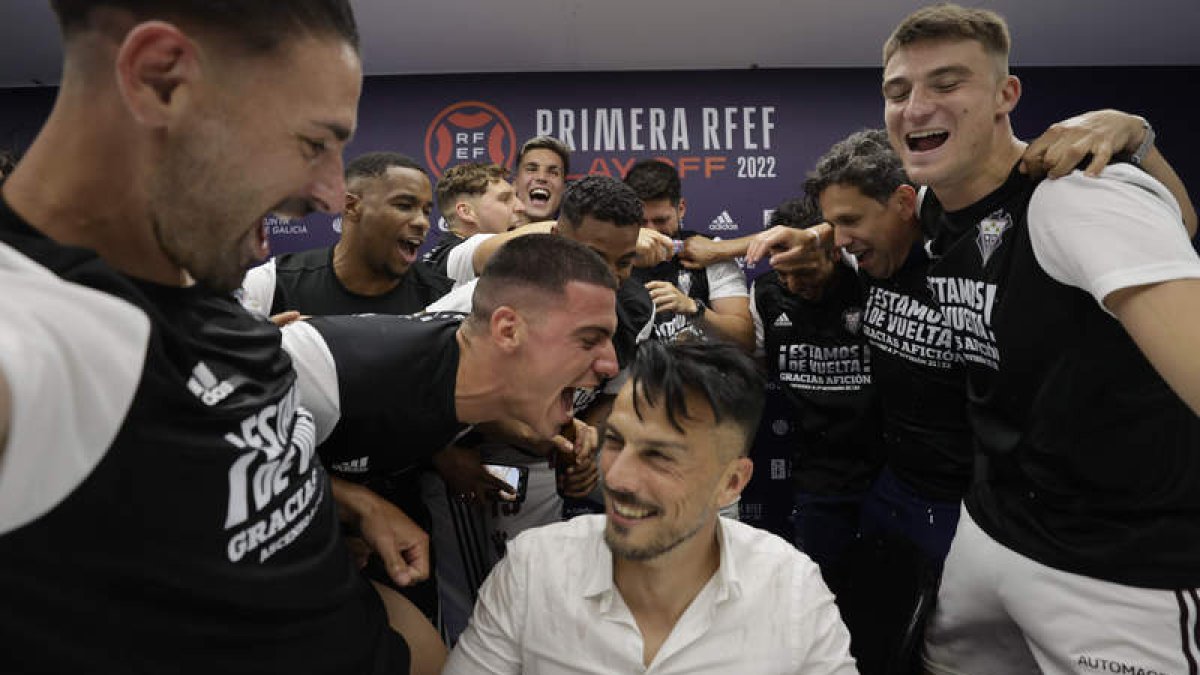 Rubén de la Barrera celebra el ascenso. CABALAR