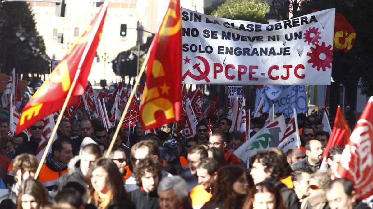 Medio millar de personas se manifiestan por el centro de León para frenar el ERE de Vestas.
