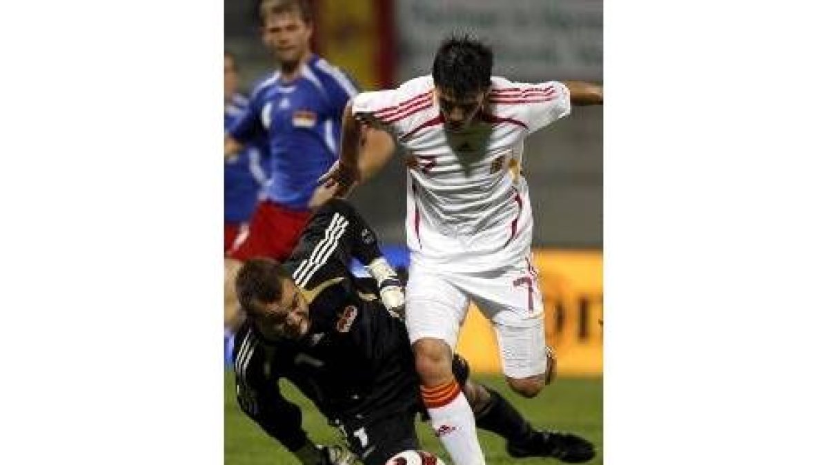 Villa supera al portero de Liechtenstein, al que marcó ayer dos goles