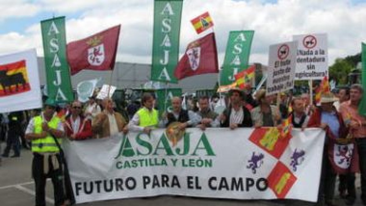 Turrado, en el centro, junto a los agricultores leoneses en la manifestación de Luxemburgo.