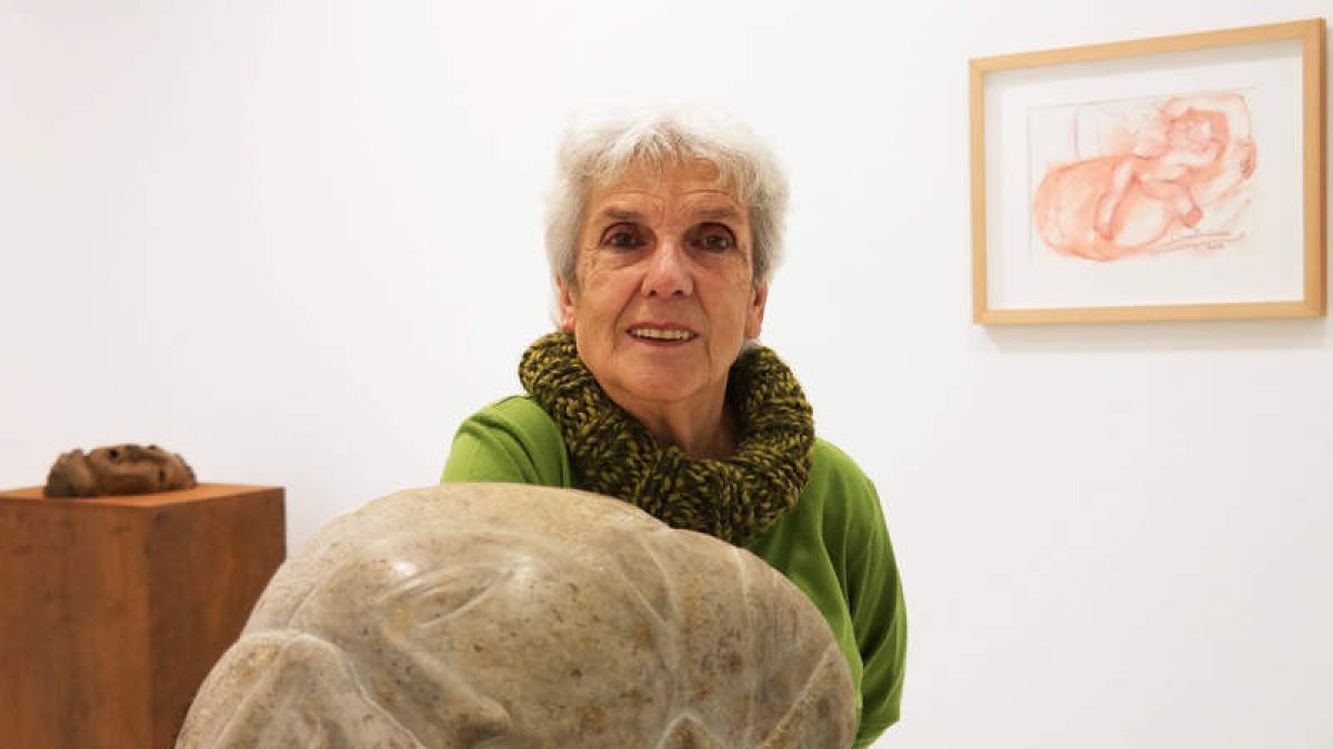 La artista posa junto a una de las esculturas que expone en la galería Ármaga.