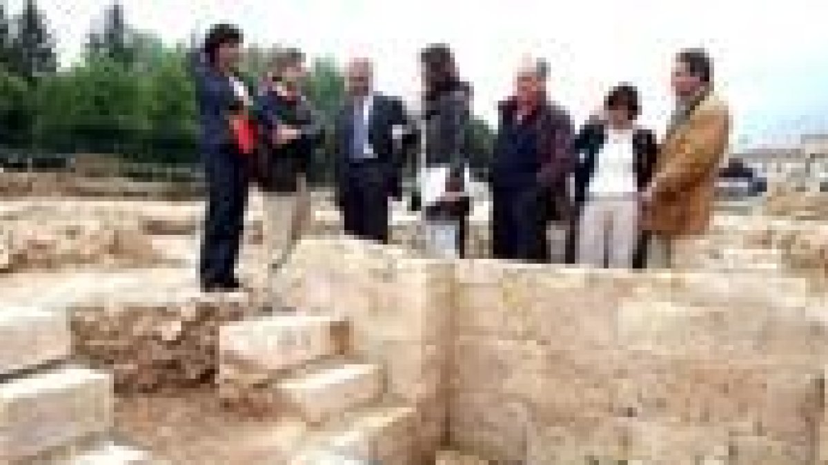 El equipo investigador muestra al alcalde de Burgos las excavaciones