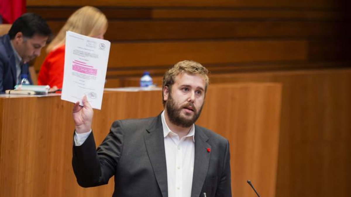 El procurador socialista Álvaro Lora, durante una intervención en un pleno de las Cortes de Castilla y León