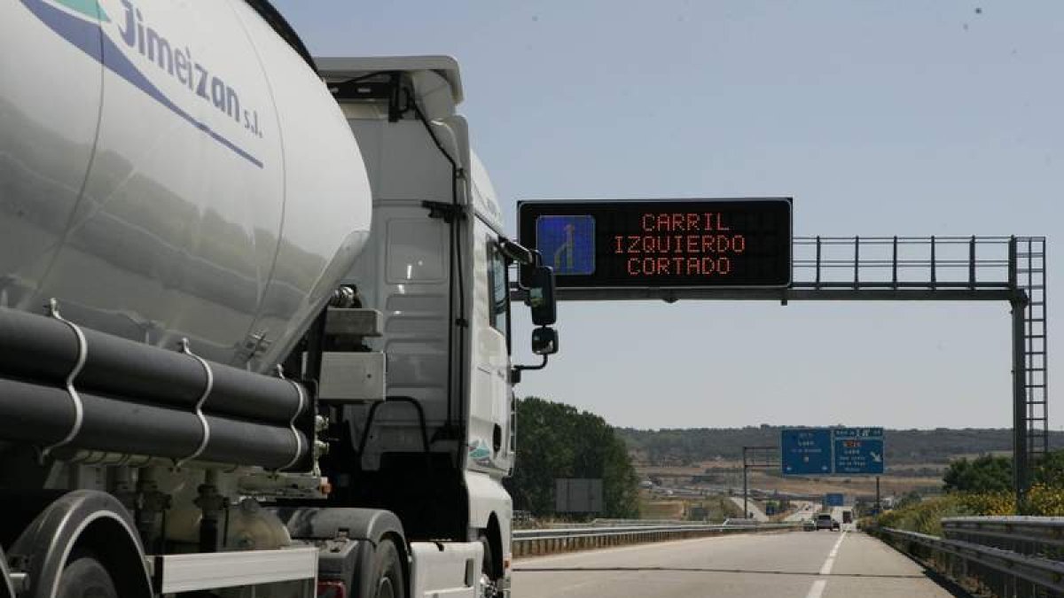 Un camión circula por la autopista de Astorga, que corre paralela a la N-120. FERNANDO OTERO