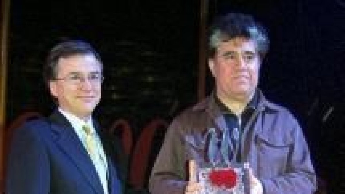 Pedro Almodóvar no cesa de recibir premios, en la imagen, con el galardón de la revista «Woman»